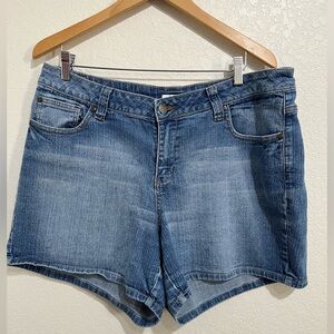 Cato woman blue jean shorts wit design on back pock . Size 18w